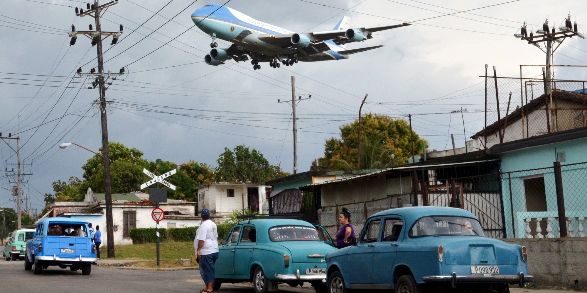 Air Force One carrying U.S. President Barack Obama and his family flies over a neighborhood of Havana as it approaches the runway to land at Havana's international airport, March 20, 2016. REUTERS/Stringer FOR EDITORIAL USE ONLY. NO RESALES. NO ARCHIVE. - RTSBD9J